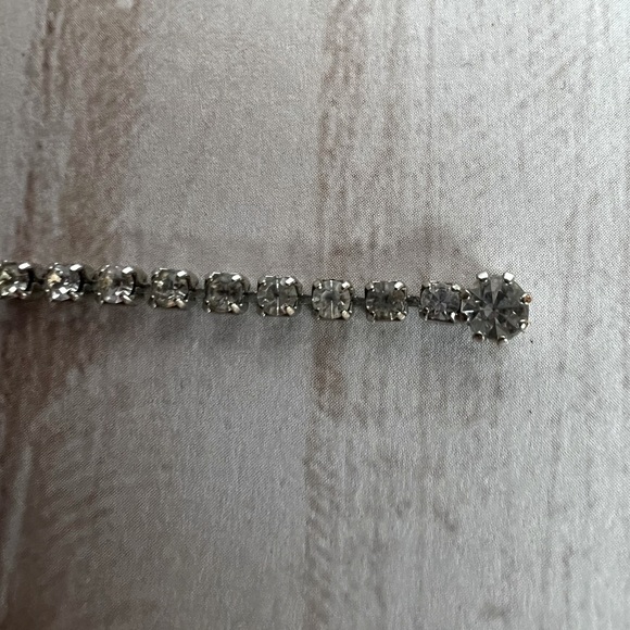 Elegant Vintage Silver Rhinestone Necklace with Hook Closure - Picture 6 of 7